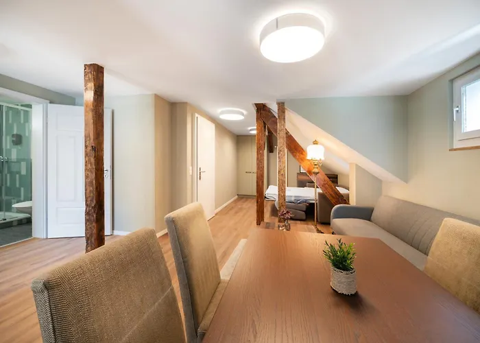 Betweenthelakes Penthouse דירה אינטרלאקן